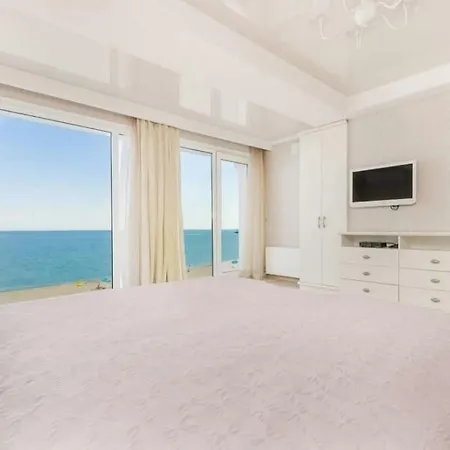 сучасна у моря *